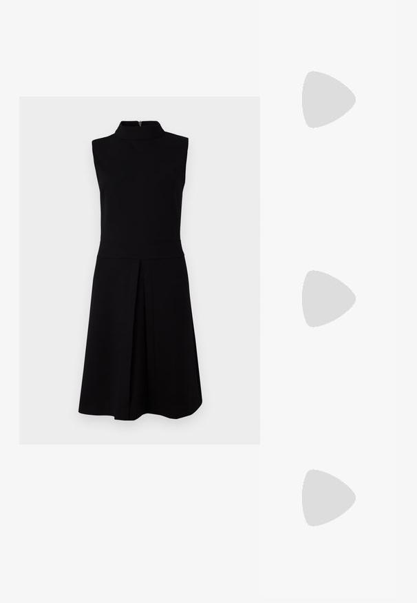 Svær svart ermeløs kjole med høy halslinning, tettsittende liv og plissert skjørt. Glatt stoff med glidelås bak.; Sorte patentlær slingback-sko med spiss tå, detaljer i sølv og lav blokkheel. Glatt, skinnende tekstur gjennom hele.; Svart lær crossbody-veske med glatt tekstur, rektangulær form og metallkjede detaljer på framsiden. Justerbar stroppe inkludert.; Sølv dråpeøreringer med firkantet studs, med en glatt, polert overflate og en tåreformet design som reflekterer lys med en blank overflate.