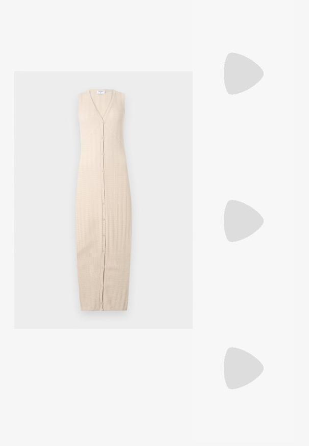 Bež pletena obleka z V-izrezu, brez rokavov in gumbastim zapenjanjem spredaj. Tkanina ima teksturiran vzorec in dolžino do tal.; Črne natikače s trakovi in kvadratnim prstom ter nizkim blokastim peto. Imajo več tankih trakov in nastavljiv trak okoli gležnja. Narejene so iz gladkega usnja.; Črna usnjena torba čez ramo z gladko teksturo, pravokotno obliko in kovinskim verižnim detajlom spredaj. Vključena je nastavljiva naramnica.; Broška z zlatim odtenkom, ki se ponaša s zankastim dizajnom, gladkimi, ukrivljenimi linijami in zapleteno obliko, ki odseva poliran zaključek.