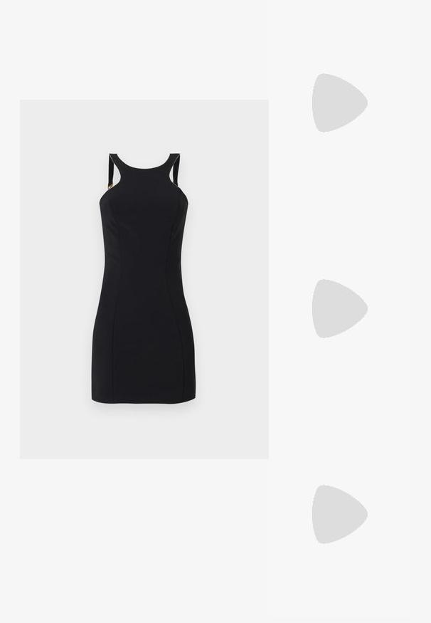 Robe noire sans manches avec une silhouette ajustée, présentant des découpes sur les épaules et des accents en métal doré.; Des sandales noires à talons hauts avec des fines lanières au design noué, un bout carré lisse et un talon aiguille élégant.; Sac à main en métal gris clair avec une bandoulière en chaîne, orné de petits clous métalliques ronds et d'un logo de marque triangulaire.; Boucles d'oreilles en argent avec une finition lisse et brillante. Forme arrondie, conception légère, avec un fermoir à tige.