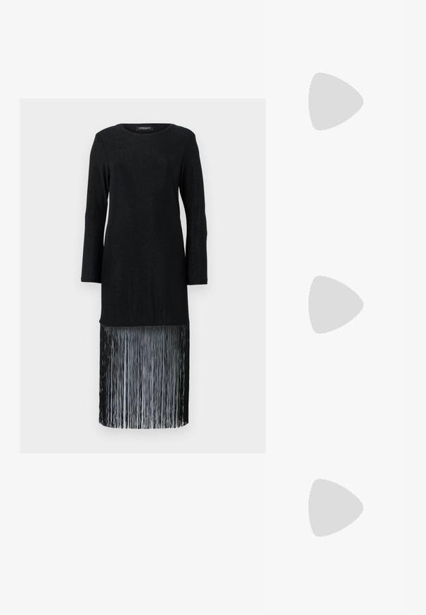 Sort langærmet kjole med en ensfarvet overdel og en frynsedetalje i kanten. Stoffet har en subtil glans, der giver en teksturkontrast til frynseelementet.; Sorte højhælede sandaler med tynde stropper og en knyttet design, en glat firkantet tå og en slank stiletto hæl.; Lys grå metallisk håndtaske med kædestrop, dekoreret med små runde metalliske studs og et trekantet brandlogo.; Sølv hoop øreringe med en glat, skinnende overflade. Rundet form, letvægtsdesign med post-back lukning.