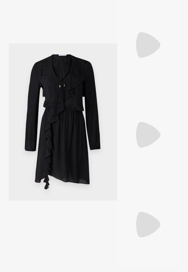 Patrizia Pepe ABITO DRESS - Vestido de dia - nero; Bailarina de couro preto, bico fino, design minimalista, textura suave, salto baixo, sem hardware ou embelezamentos visíveis.; Bolsa crossbody de couro preto com uma textura suave, forma retangular e um detalhe em corrente metálica na frente. Inclui uma alça ajustável.; Brincos de argola dourados com um design texturizado e três cristais transparentes em um lado, oferecendo uma estética geométrica moderna.
