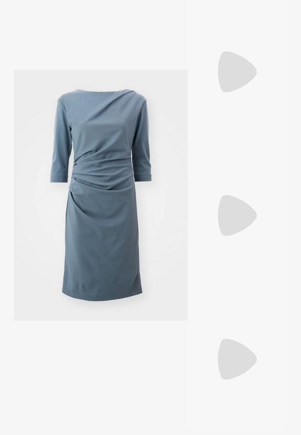 Grå kjole med trekvart erm og båthals, med rynkedetaljer på siden og kne-lengde. Laget av myk stoff.; Sorte sandaler med stropper, firkantet tå og lav blokk hæl. Har flere tynne stropper og en justerbar ankelstropp. Laget av glatt lær.; Svart lær crossbody-veske med glatt tekstur, rektangulær form og metallkjede detaljer på framsiden. Justerbar stroppe inkludert.; Sølv dråpeøreringer med firkantet studs, med en glatt, polert overflate og en tåreformet design som reflekterer lys med en blank overflate.