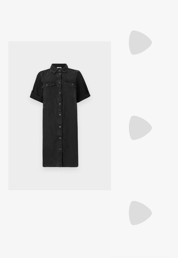 Zwarte denim shirtjurk met korte opgerolde mouwen, knoopsluiting aan de voorkant, twee borstzakken en een rechte snit. Soepele textuur.; Zwarte gepolijste leren slingback schoenen met een puntige neus, enkelbandjes met zilveren gespen en hardware, en een slanke hak.; Gouden metallic handtas met een gestructureerd ontwerp, gladde textuur en verstelbare schouderband. Kenmerkt zich door een unieke driehoekige vorm en minimalistische stiksels.; Gouden oorbellen met een getextureerd, golvend ontwerp. Bevat sculpturale clip-on studs en een open ringontwerp met een gehamerd oppervlak.