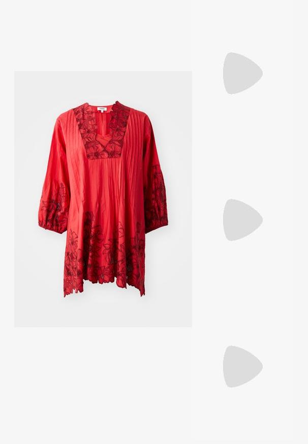 Tunic rossa con ricami floreali e texture plissettata. Presenta un collo a V, maniche a palloncino 3/4 e dettagli in pizzo floreale lungo l'orlo.; Mule con tacco aperto di colore marrone, con una finitura liscia e opaca, caratterizzate da un design curvo e un tacco trasparente e affusolato.; Occhiali da sole con una montatura gialla traslucida e lenti verde scuro. Design angolare con aste larghe, indossati con una camicia bianca con accenti verdi.; Borsa a tracolla in paglia intrecciata con dettagli in pelle marrone, due manici e una tracolla removibile. Forma curva con una base solida.