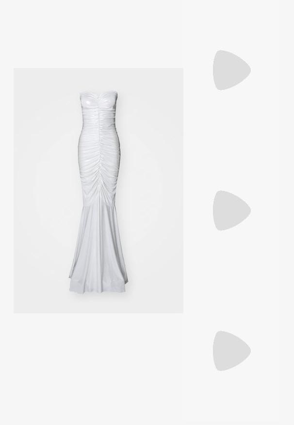 Trägerloses weißes Kleid mit Rüschendetails, tailliertem Oberteil, ausgestelltem Saum und glattem, leicht glänzendem Stoff. Elegante und schlichte Silhouette.; Schwarzer Leder Slingback-Schuh mit spitzer Zehenform, kleinem Absatz und dekorativem Schnallen-Detail auf dem Obermaterial. Glatte Textur, minimalistisches Design.; Schwarze Lederhandtasche mit abgerundeter Form, breitem Tragegurt und strukturiertem Finish. Besitzt eine subtile Nahtdetails und einen Akzent aus goldfarbenem Metall.; Goldfarbene Metall-Hoops mit einer geschwungenen, länglichen Form. Sie verfügen über eine glatte, glänzende Oberfläche und eine abgerundete Spitze für zusätzliche Details.