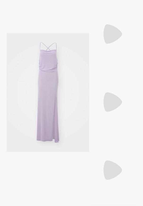 Pikk lavendlivärvi kleit, millel on õhukesed rihmad, lahtine lõige, kokku volditud rinnus ja külgslits. Sile tekstuur, minimalistlik disain ja ühtlane värv.; Kuldne, metallilised slingback-kudumid terava varba ja paksu kontsaga. Sile tekstuur, minimalistlik disain ja kitsas rihm.; Mustmust mustraha kõverate joontega, eemaldatava rihmaga ja kuldsete detailidega. Kotil on klapp, millel on pandladetail.; Kuldtoonis sõrmus, millel on orgaaniline, keerdunud disain sileda tekstuuri ja kitsenevate otstega, luues kaasaegse skulptuurilise välimuse.