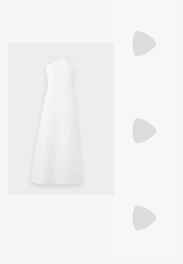 Robe maxi à rayures blanches avec des fines bretelles et un décolleté torsadé. Présente des rayures verticales noires pour une texture et une simplicité de design.; Sandale noire à talons hauts avec des franges, bride de cheville avec quincaillerie dorée, bout carré plat et deux brides croisées sur l'empeigne.; Sac bandoulière en cuir noir de forme demi-lune, surface texturée, fermeture éclair dorée et bandoulière plate. Design compact adapté pour les essentiels.; Boucles d'oreilles créoles en or avec un design texturé et trois accents de cristal clair d'un côté, offrant une esthétique géométrique moderne.