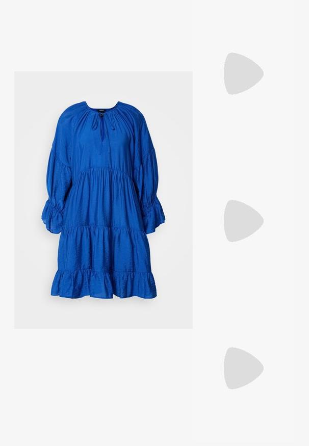 Blå, lagdelt kjole med rund halsudskæring, puffærmer og en samlet talje. Fremstillet af struktureret stof med en blød glans.; Tan læder cowboystøvle med spids tå, broderede svirvelmønstre på skaftet og en stablet blokhæl. Har en træksløjfe for nem af/på.; Sort læder hobo taske med et enkelt, blødt, rundt håndtag; har en glat tekstur og et minimalistisk design. Ingen synligt hardware eller accenter.; Sølv hoop øreringe med en glat, poleret overflade. Rund form og sikker klik-lukning. Letvægtsdesign, der er velegnet til hverdagsbrug.