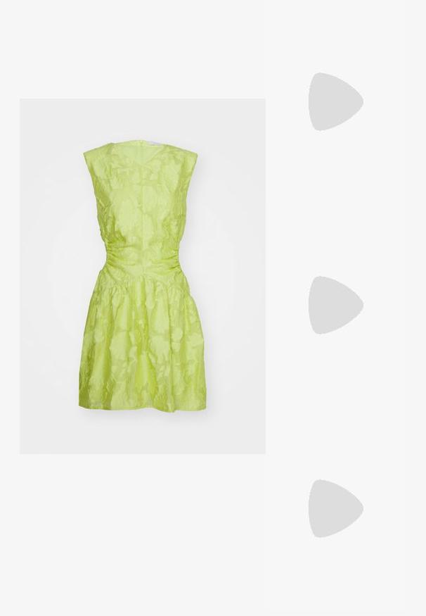 Robe verte lime en tissu léger et texturé avec un motif floral ; corsage ajusté, jupe évasée et fermeture éclair au dos.; Sandale noire à lanières avec un bout carré et un petit talon bloc. Elle présente plusieurs fines lanières et une sangle de cheville ajustable. Fabriquée en cuir lisse.; Sac bandoulière en cuir noir avec une texture lisse, de forme rectangulaire et un détail en chaîne métallique à l'avant. Sangle réglable incluse.; Boucles d'oreilles en argent avec un clou carré, présentant une finition lisse et polie ainsi qu'une forme en goutte d'eau, réfléchissant la lumière grâce à une surface brillante.