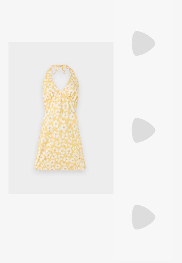 Bloemige halterjurk in geel met witte en oranje bloemen. Heeft een V-hals, een aansluitend lijfje en een uitlopende rok. Zachte textuur.; Beige suède cowboylaars met puntige neus, decoratieve witte stiksels en een gestapelde houten hak. Heeft een lus aan de achterkant.; Ovale zonnebrillen met groene glazen, gouden metalen frame en donkerbruin plastic uiteinden. Lichtgewicht met zichtbaar Ray-Ban-logo op één glas.; Zwarte handtas met krokodillenstructuur, voorzien van franjes aan de zijkanten, een bovenhandvat en een verstelbare schouderband. Bevat subtiele gouden branding.