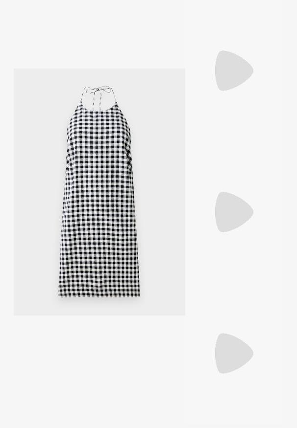 Haljina s halter izrezom u crno-bijelom kariranom uzorku, koja se odlikuje opuštenim krojem i vezicama na stražnjem dijelu vrata. Lagani materijal.; Crna kožna sandala s uvijenim gornjim dizajnom, kvadratnim vrhom i niskom blok petom, s glatkom teksturom i minimalističkim stilom.; Tortoiseshell sunčane naočale s plavim lećama, s okruglim okvirom i tankim ručkama, ističući glatku teksturu i suptilne dizajnerske detalje.; Crna tkana torba s dugim ručkama, koja sadrži odvojivu crnu torbicu s zlatnim logotipom, teksturiranu površinu i otvoreni dizajn.