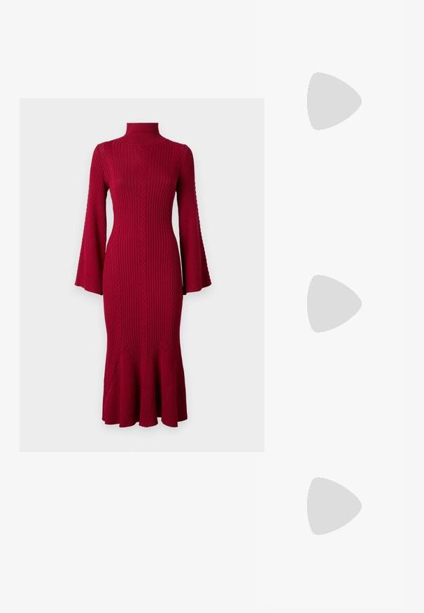 Rochie tricotată roșie cu un guler înalt, mâneci evazate și un corset ajustat care se lărgește la tiv. Prezintă model vertical de cabluri.; Sandale negre cu toc înalt au curele subțiri cu un design legat, un vârf pătrat neted și un toc stiletto elegant.; Geantă metalică gri deschis, cu un strap din lanț, decorată cu mici ținte circulare metalice și un logo de marcă triangular.; Cercei rotunzi din argint cu un finisaj neted și strălucitor. Design ușor, având o formă rotundă și închidere cu tijă.