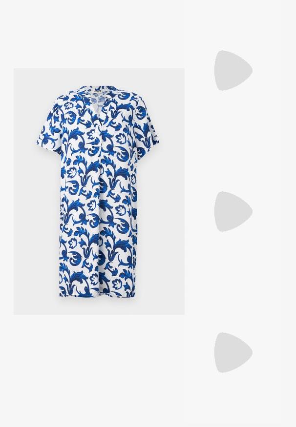 Kratke rokave, obleka do kolen z V-izrezom, s sinim cvetličnim vzorcem na belem ozadju, narejena iz lahkotnega materiala.; Bela slingback peta z ostrim nosom, gladka zgornja prevleka, nizka blok peta in zasnova z stranskimi izrezi ter nastavljivim trakom z zaponko.; Okrogle sončna očala s temnimi lečami in zlatimi okvirji. Model nosi svetlo modro, rebrasto jakno s gumbi in belimi rokavi v kontrastni barvi.; Michael Kors denarnica v bež lakiranem platnu z mišičnim vzorcem ponavljajočega se logotipa MK, z zlatim okovjem in snemljivo verižico.