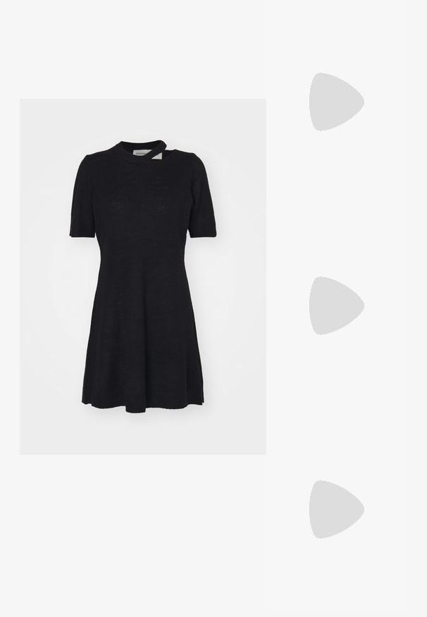 Vestido negro de manga corta hecho de una tela ligera. Presenta un cuello redondo y un dobladillo acampanado, con un detalle de corte único en el escote.; Tacón slingback negro de charol con punta afilada, que presenta un estampado de serpiente texturizado, correa ajustable y un tacón bloque corto y texturizado.; Bolso cruzado de cuero negro con dos bolsillos frontales, hebillas doradas, cierre de cremallera y una correa delgada. Superficie texturizada y forma rectangular compacta.; Pendientes de aro de metal en tono dorado con una forma curva y alargada. Presentan una superficie lisa y brillante y una punta redondeada para mayor detalle.
