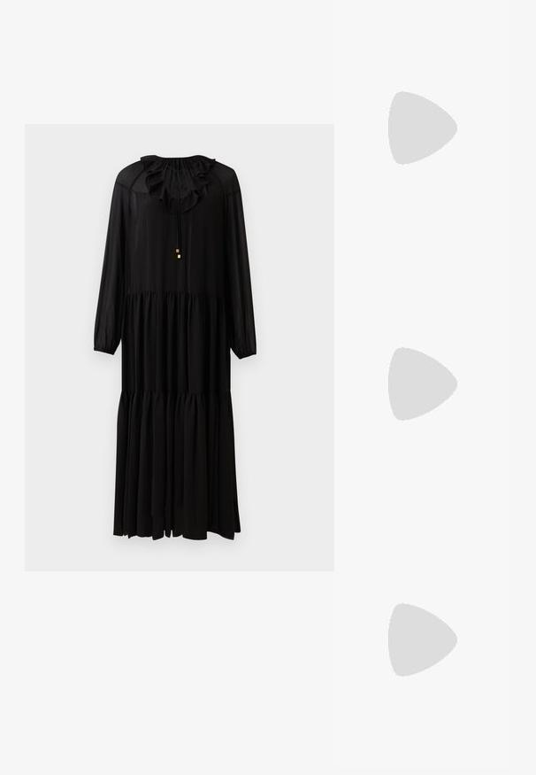 Abito lungo nero con maniche a lunghezza intera, scollatura arricciata, vita elasticizzata e gonna a strati. Realizzato in un tessuto leggero. Accenti in semplice hardware dorato.; Sneakers in pelle bianca, design low-top, caratterizzati da una texture liscia, punta rotonda, chiusura con lacci e un piccolo logo ricamato sul lato.; Borsa a mezzaluna nera in pelle con dettagli in hardware dorato, dotata di chiusura con zip. Indossata a tracolla sopra un maglione grigio.; Orecchini a perno in tono oro con design intrecciato. Ogni orecchino presenta uno sfondo circolare trasparente per una vestibilità sicura.
