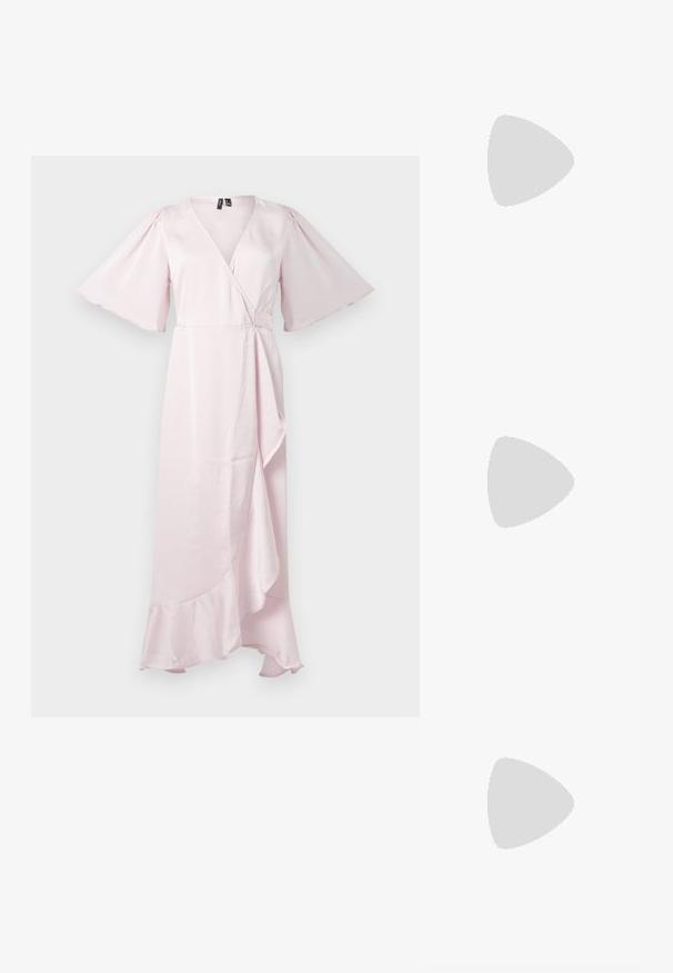 Lyse rosa omslagskjole med korte ermer, V-hals og volangkant. Laget av glatt, satenglignende stoff med en knytedetalj i midjen.; Gull, metallisk slingback-hæler med spiss tå og chunky hæl. Glatt tekstur, minimalistisk design og en smal stropp.; Gul faux-krokodille veske med en strukturert design, toppen håndtak, avtagbar kjede stropp, og dekorativ krystallbortsettelse på låsen.; Gullfarget metalløredobber med et elegant, buet design. Har en karakteristisk spiss form, polert overflate og hengsel-lukking.