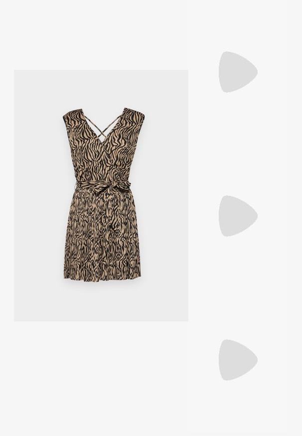 Wrap dress with a beige and black zebra stripe pattern, featuring a V-neckline, sleeveless design, and a tied waist for adjustable fitting.; Mustat nahkaiset liukusandaalit, joissa on ristikkäisnauhat, litteät pohjat ja sileä pinta. Minimalistinen ja monochromaatinen estetiikka.; Kolme paria suorakulmaisia aurinkolaseja: yksi vaaleanpunainen, yksi valkoinen, yksi musta. Kaikissa on tummat linssit ja kiiltävä muovikehys.; Mustavelhainen hobo-laukku, joka on valmistettu sileästä nahkamaa-aineesta, jossa on kierrätetty kahva. Laukku on pehmeän pyöreä muoto ja siinä on vetoketjulla suljettava yläosa.