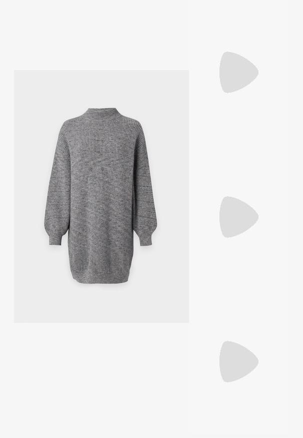 Maglione a coste grigio con collo alto, maniche lunghe a sbuffo e vestibilità morbida, caratterizzato da una leggera texture e da tonalità di filo variabili.; Scarpa con tacco alto in pelle nera, con punta affusolata, texture liscia e tacco rastremato. Design minimalista, senza ulteriori decorazioni.; Borsa a tracolla nera in pelle con forma curva, manico sottile, cerniera argentata e logo Calvin Klein sul davanti. Texture liscia e design minimale.; Orecchini a cerchio argentati con un design liscio e curvo. Presentano una finitura metallica lucida e una chiusura a perno. Nessun motivo o accentuazione visibile.