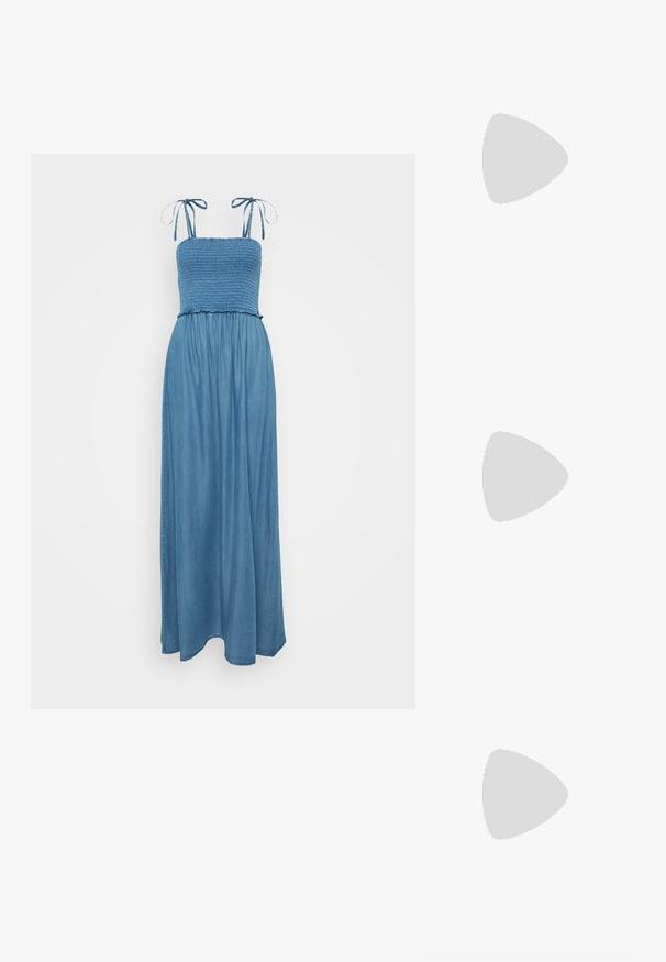 Vestido longo de denim com alças ajustáveis, corpete franzido e saia fluída. Confeccionado em denim leve numa tonalidade azul média.; Sapato de salto alto slingback prateado com bico fino, acabamento metálico, duas correias decorativas e um salto esbelto com ponta preta.; Bolsa de couro branca com um formato curvado, alça ajustável e um pequeno detalhe de fivela. Modelo usa um traje preto ajustado.; Brincos em tom de ouro com formas onduladas e texturizadas. Inclui studs escultóricos com presilha e um design de argola aberta com um acabamento martelado.