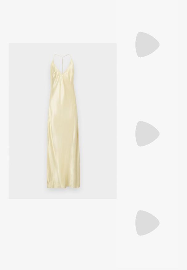 Satin slip dress in lichtgeel met een V-hals, dunne bandjes en een lange, vloeiende silhouette. Heeft een gestructureerde afwerking en een zijsplit.; Zwarte gepatineerde leren hoge hak muiltjes met een spitse neus en een slanke silhouet, met een open achterkant en een slanke stilettohak.; Marineblauwe leren clutch met een krokodillenstructuur, zilveren kettingriem en metalen sluiting. Rectangulaire vorm met een omgevouwen ontwerp.; Rabanne XL LINK DOUBLE HOOP EARRING - Oorbellen - silver-coloured