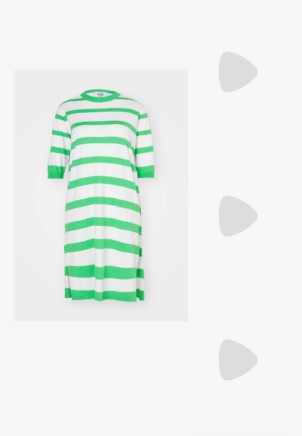 Abito a t-shirt a righe verdi e bianche con collo rotondo, maniche corte e spacchi laterali. Realizzato in un tessuto morbido e leggero.; Elleme ASYMMETRIC STRAP - Ciabattine con tacco - white; Borsa a pochette nera decorata con perline e chiusura a zip, dotata di manico annodato e accessori in tonalità oro. Texture liscia e forma strutturata.; Orecchini in tonalità argento caratterizzati da un design astratto ondulato decorato con piccoli cristalli scintillanti. Chiusura con perni sicuri.