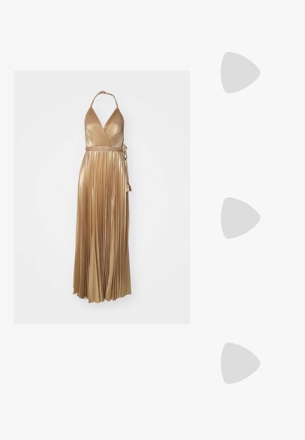 Alice + Olivia TRESA DRESS SLIT - Îmbrăcăminte de ocazie - gold; Pantofii slingback din piele neagră, cu vârf ascuțit, toc subțire și un accent decorativ sub formă de fundiță. Textură netedă și design elegant.; Geantă de umăr metalică argintie, cu o textură netedă, design curbat, curea din lanț și un panou frontal lustruit, având o gravură subtilă a logo-ului.; Cercei din argint cu un design fluid, spiralat. Textură netedă cu o finisare lustruită. Prezintă un aspect subtire, strălucitor și fără embellishments vizibile.