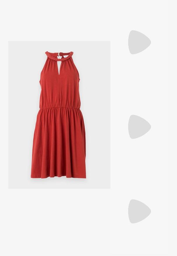 Punane ilma varrukateta kleit, millel on punutud kaelus, auk käimas ja kogutud vöökoht, ning see sisaldab lahtist ja voogavat seelikut ning pehmet kangast tekstuuri.; Valge slingback konts, terava ninaga, siledast ülemisest materjalist, madala ploki kontsaga ja külgse nähtavusega ning reguleeritava pandla rihmaga.; Ringikujulised prillid tumedate läätsede ja kullast raamiga. Mudel on selga pannud helesinise soonikuga kardigani, millel on nupud ja kontrastsed valged varrukad.; Michael Korsi randmevõru beige kaetud kangast, millel on korduv MK logo muster, kuldne riistvara ja eemaldatav ahelistrap.