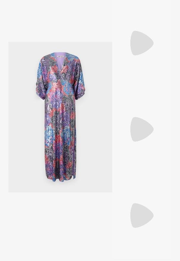 Diane von Furstenberg JESSEL DRESS - Proginė apranga - redemption rose/blue/red; Juodai lakuoti slingback aukšti kulniukai su smailiu nosiu, reguliuojama čiurnos juostele ir vidutinio dydžio blokiniu kulnu. Lygus paviršius su blizgiu apdaila.; Balta odinė rankinė su tekstūruotu paviršiumi, turinti auksinį grandinėlės dirželį ir juodas detales. Įskaičiuota priekinė kišenė ir užtrauktuko uždarymas.; Nedidelis nereguliarus ovalo formos aukso tono metalinių auskarų pora su tekstūruota, šiek tiek kalta paviršiumi ant balto fono.