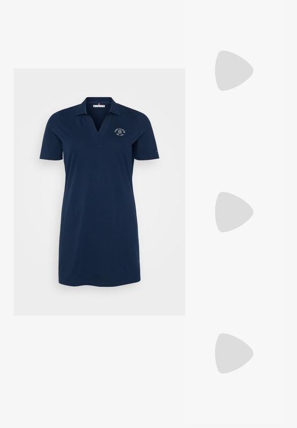 Tamsiai mėlynas polo suknelė trumpomis rankovėmis, V formos iškirpte ir siuvinėtu logotipu. Sklandus audinys, virš kelių ilgio, klasikinio dizaino.; Sidabriniai slingback aukštakulniai batai su smailia pavadinimu, metaliniu paviršiumi, dviem dekoratyvinėmis juostelėmis ir lieknu kulnu su juodu galiuku.; Sidabrinė metalinė rankinė su struktūrizuota forma, turinti viršutinę rankeną ir kaspiną priekyje. Lygi tekstūra, atspindinti apdaila.; Sidabrinė lankinė auskarai su poliruotu paviršiumi, turintys mažus auksinius akcentus ir apvalią formą, dėvimi ant ausies kaušelio.