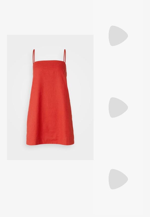 Abercrombie & Fitch TRAPEZE SKORT - Rochie de zi - rococco red; Sandale slide din piele neagră cu design cu bretele încrucișate, talpă plată și textură netedă. Estetică minimalistă și monocromă.; Trei perechi de ochelari de soare dreptunghiulari: una roz, una albă, una neagră. Toate au lentile închise la culoare și un cadru din plastic lucios.; Geantă hobou neagră, fabricată dintr-un material asemănător cu pielea, cu un mâner răsucit, având o formă moale și rotunjită și o închidere cu fermoar deasupra.