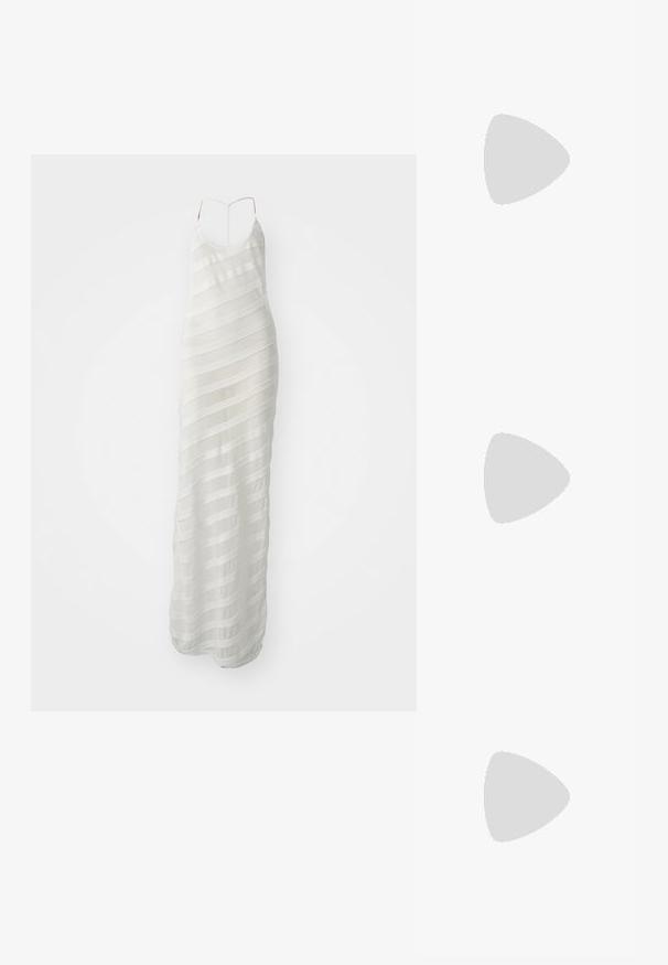 Balta maksi suknelė su plonais dirželiais, turinti permatomą audinį su horizontaliomis juostelėmis ir prigludusia siluetu.; Auksiniai, metaliniai slingback aukštakulniai bateliai su smailiu pirštu ir masyviu kulnu. Lygus paviršius, minimalizmo dizainas ir siaura juostelė.; Juodas odinis krepšys su išlenkta forma, nuimamu dirželiu ir auksiniais detalėmis. Krepšys turi kilpą su sagtimi.; Aukso tono metalinės auskarai su stilingu, kreiviu dizainu. Išsiskiria ryškiu smailiu pavidalu, poliruota paviršiumi ir užsegimu su vyriu.