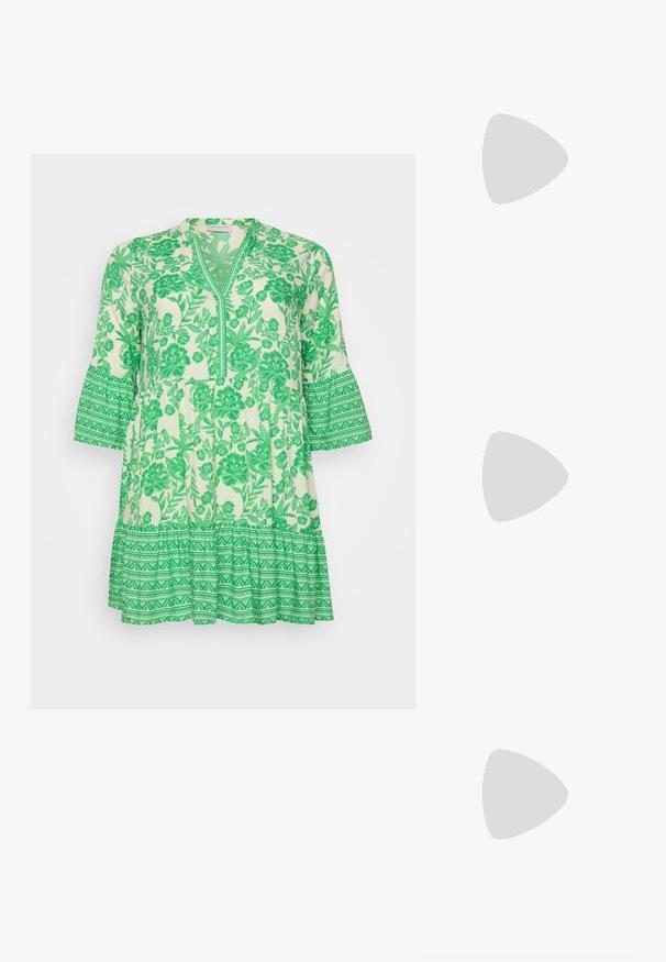 Zelená květinová tunika s výstřihem ve tvaru V a zvonovými rukávy. Vyrobena z lehkého materiálu, zdobená složitými vzory listů a s volánovým lemem ve vrstvách.; Černé kožené mokasíny s třásněmi, se silnou černou podrážkou a žlutým prošíváním podél okraje. Texturovaný povrch.; Hnědá kožená kabelka s dvěma dlouhými uchy, strukturovaným obdélníkovým tvarem, hladkou texturou a zaoblenými hranami. Obsahuje dekorativní detaily na uších.; Stříbrný kruhový náušník s lesklým povrchem, zdobený malými zlatými akcenty, v kulatém tvaru, nošený na lalůčku.