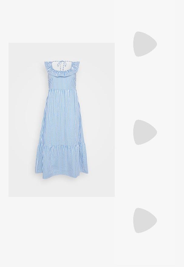 Prugasta sundress s plavim i bijelim vertikalnim linijama, volanastim izrezom, detaljem za vezanje na stražnjoj strani i raširenim rubom. Materijal od mješavine pamuka.; Crne lakirane kožne sandale s otvorenom petom i špicastim vrhom, s geometrijskom blok petom. Imaju elegantan, minimalistički dizajn i glatku teksturu.; Crna kožna torba s glatkom teksturom. Ima podesivu naramenicu i elegantan, minimalistički dizajn s zatvaranjem na patentni zatvarač.; Srebrna dvostruka prsten s glatkom, poliranom površinom. Karakterizira ga fluidan, zakrivljen dizajn s preklapajućim sekcijama za moderan izgled.