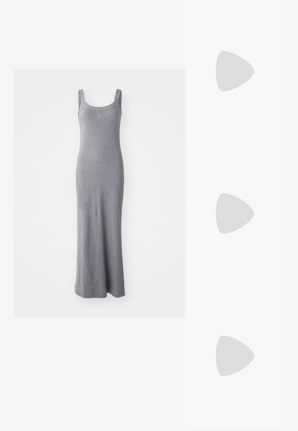 Robe maxi sans manches grise en tissu doux et extensible. Dotée d'un col rond et d'une silhouette ajustée, elle descend jusqu'à la cheville.; Sandale en cuir noir avec un bout carré, des fines lanières, une bride de cheville ajustable et un petit talon. Présente un petit accent doré sur la lanière.; Sac à main en cuir noir embossé en crocodile avec un design structuré, une poignée supérieure, une bandoulière ajustable et un détail de logo en avant bien visible.; Broche doré présentant un design noué avec des lignes lisses et courbées, et une forme complexe, reflétant une finition polie.