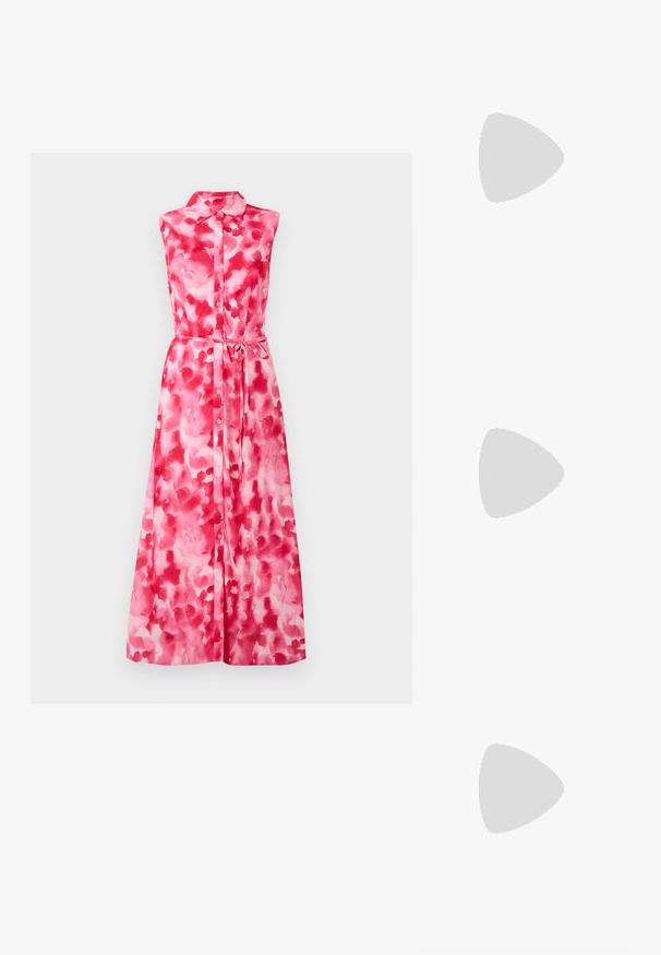 Ärmlös rosa klänning med ett akvarellmönster, knäppning fram, krage och ett bälte i midjan för justerbar passform. Slät tygtextur.; Svarta patentläder slingback-klackar med spetsig tå och en liten blockklack, med en silvrig spänneaccent på remmen.; Silverfärgad metallic handväska i hjärtform med dubbla handtag, kedjesnodd och slät yta. Har metalldetaljer och sydda kanter.; Ring i guldutförande med en organisk, vriden design, slät yta och avsmalnande ändar, vilket ger ett modernt, skulpturalt utseende.