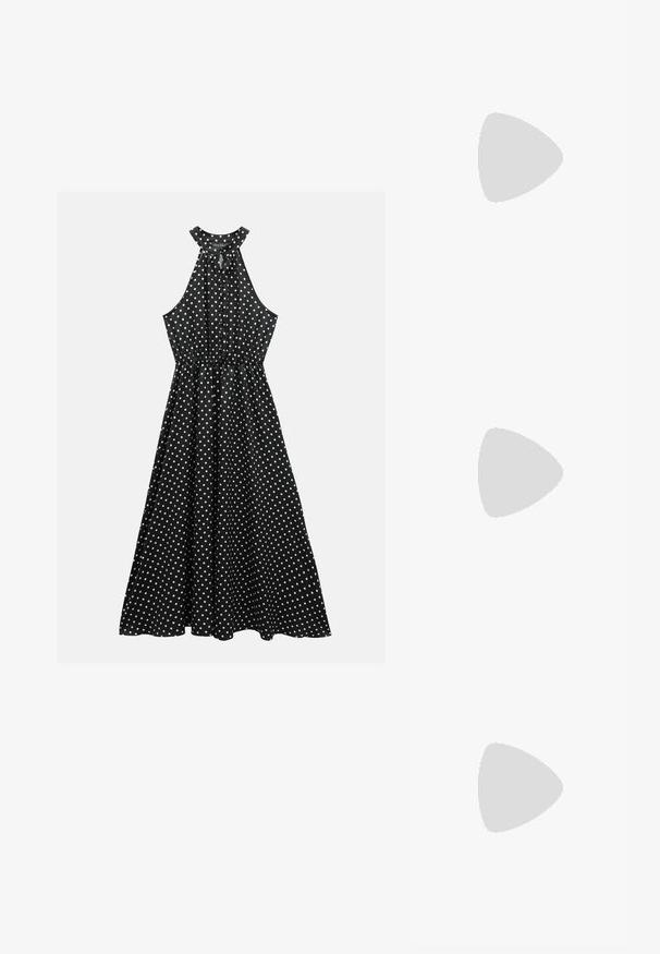 Schwarzes Neckholder-Kleid mit weißen Tupfen, tailliertem Bund und fließendem Rock. Hergestellt aus einem weichen Stoff mit glatter Textur.; Schwarze Lackleder-Slingback-Absätze mit spitzer Zehenform, einem runden Ausschnitt-Design und einem Blockabsatz. Mit einem goldfarbenen Schnallenakzent.; Schwarze übergroße Sonnenbrille mit getönten Gläsern, dicken Rahmen und goldfarbener Kettendetaillierung an den Bügeln.; Schwarze Handtasche mit strukturierten Oberflächen, doppelten Obergriffen und verstellbarem Schultergurt. Mit goldfarbener Hardware und Seitentaschen.