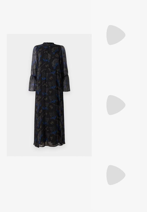 Svart långärmad maxiklänning med volangärmar, hög halsringning och mönster av blå och beige leopardfläckar.; Svarta högklackade sandaler har tunna remmar med en knuten design, en slät fyrkantig tå och en smal stilettklack.; Ljusgrå metallisk handväska med kedjestropp, prydd med små cirkulära metallnitar och en triangulär logotyp.; Silverfärgade hängande örhängen med en slät, blänkande yta. Rundad form, lätt design, med ett stift- och bakstängning.