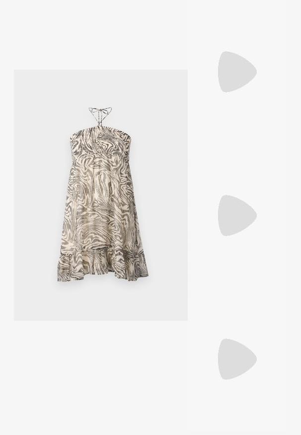 Vestido sem alças feito de tecido leve, com um padrão de zebra em preto e creme com um efeito espiral e uma bainha com babados na parte inferior.; T-shirt de algodão cinzento com gola redonda clássica, mangas curtas e textura suave, adequada para uso casual.; Chinelo preto feito de couro liso, com um design de tira fina e sola baixa com um perfil minimalista. Sem padrões ou acentos notáveis.; Bolsa de mão em pele sintética verde oliva com detalhe de estrela prateada, alças duplas e fecho com zip. Superfície texturizada e forma estruturada.