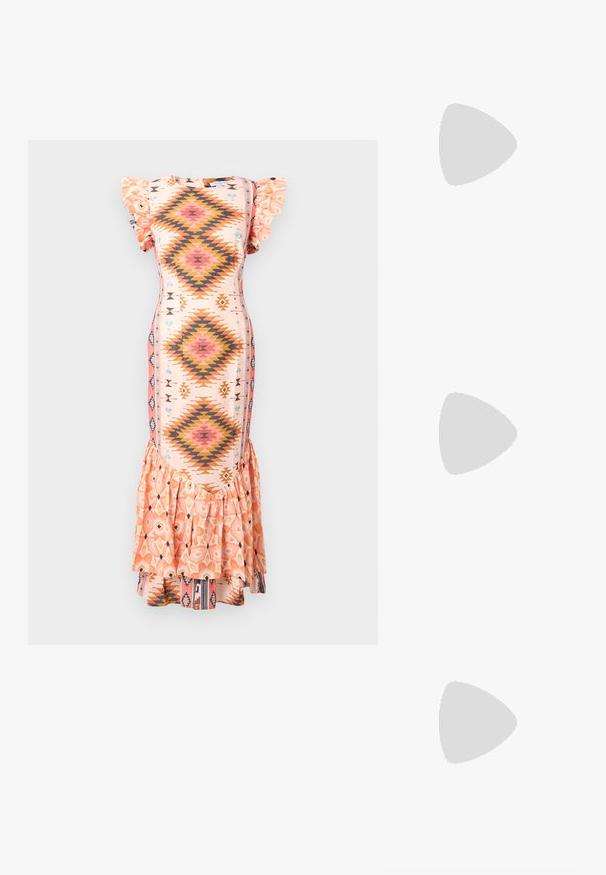 Patroon midi-jurk in pastelroze met gerimpelde korte mouwen, ruitvormige ontwerpen in oranje en blauw, en een uitlopende gerimpelde zoom.; Zwarte gepolijste leren slingback schoenen met een puntige neus, enkelbandjes met zilveren gespen en hardware, en een slanke hak.; Gouden metallic handtas met een gestructureerd ontwerp, gladde textuur en verstelbare schouderband. Kenmerkt zich door een unieke driehoekige vorm en minimalistische stiksels.; Gouden oorbellen met een getextureerd, golvend ontwerp. Bevat sculpturale clip-on studs en een open ringontwerp met een gehamerd oppervlak.