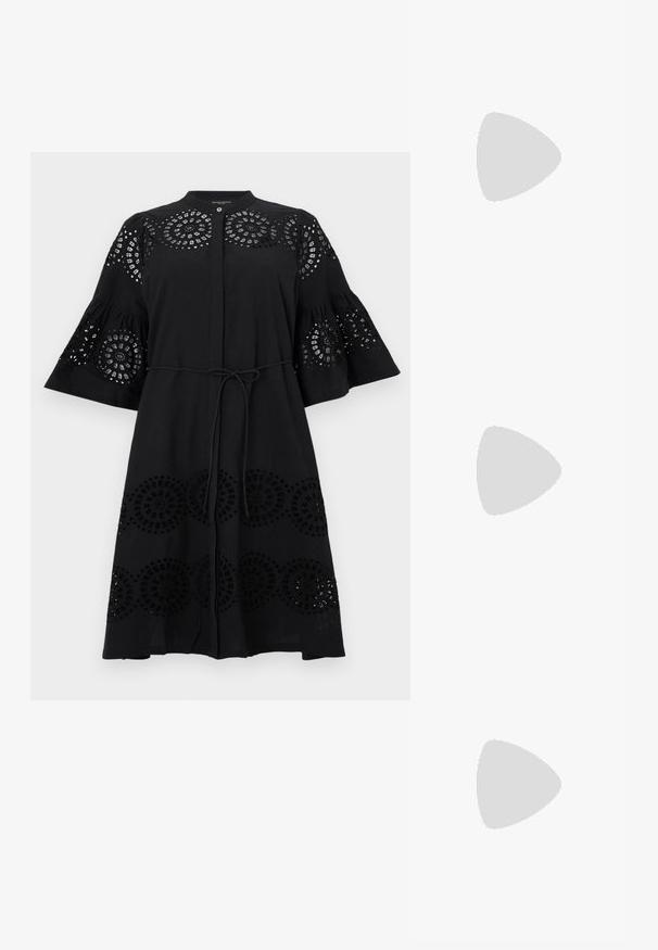 Robe noire avec des détails brodés, des manches cloche et une taille à nouer. Dotée de découpes circulaires et d'une fermeture à boutons. Fabriquée en tissu léger.; Des sandales noires à talons hauts avec des fines lanières au design noué, un bout carré lisse et un talon aiguille élégant.; Sac à main en métal gris clair avec une bandoulière en chaîne, orné de petits clous métalliques ronds et d'un logo de marque triangulaire.; Boucles d'oreilles en argent avec une finition lisse et brillante. Forme arrondie, conception légère, avec un fermoir à tige.