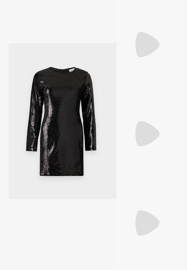 Abito nero in paillettes con maniche lunghe, scollo rotondo e zip sul retro. Presenta una superficie testurizzata con paillettes riflettenti su tutta la superficie.; Décolleté in vernice nera con punta affusolata e tacco in geometria cubica. Presentano un design elegante e minimalista, con una texture liscia.; Borsa a mano metallica dorata con un design strutturato, superficie liscia e tracolla regolabile. Presenta una forma triangolare unica e cuciture minimaliste.; Bracciale in metallo color oro con un design fluido e curvilineo. Presenta un piccolo e prominente accento color argento a un'estremità.