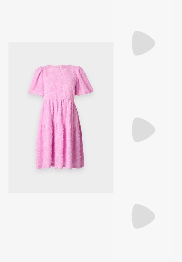 Vestido rosa com um design floral texturizado, mangas curtas bufantes, decote redondo e saia em camadas. Fecho com zipper nas costas.; Sapato de salto alto slingback prateado com bico fino, acabamento metálico, duas correias decorativas e um salto esbelto com ponta preta.; Bolsa metálica prateada com uma forma estruturada, apresentando uma alça superior e um detalhe de laço na frente. Textura suave, acabamento reflexivo.; Brincos em tom prateado com um design em argola torcida, apresentando uma superfície texturizada e detalhes canelados, fixados com um fecho de pino.