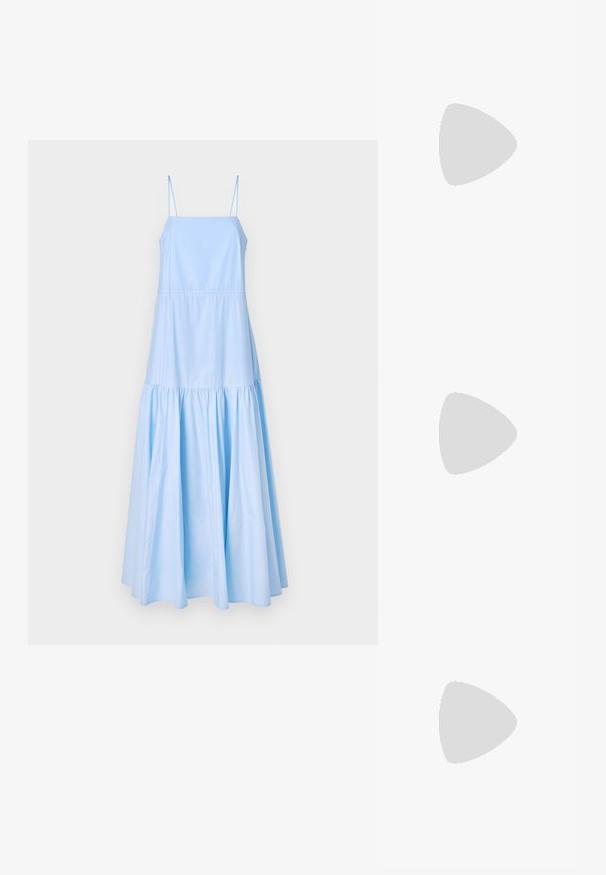 Rochie fără mâneci, de culoare bleu deschis, fabricată dintr-un material moale. Prezintă un corset ajustat, o talie strânsă și o fustă evazată, cu volane.; Sandale bej cu toc bloc, cu bretele subțiri și vârf pătrat. Material neted cu detalii minime, concepute pentru a fi ușor de purtat.; Geantă de umăr din piele neagră, cu un design structurat, având o formă tăiată, mânere superioare și accente din aur. Include o curea de umăr ajustabilă.; Cercei din aur în stil cerc cu un design texturat, având trei accente de cristal transparent pe o parte, oferind o estetică geometrică modernă.