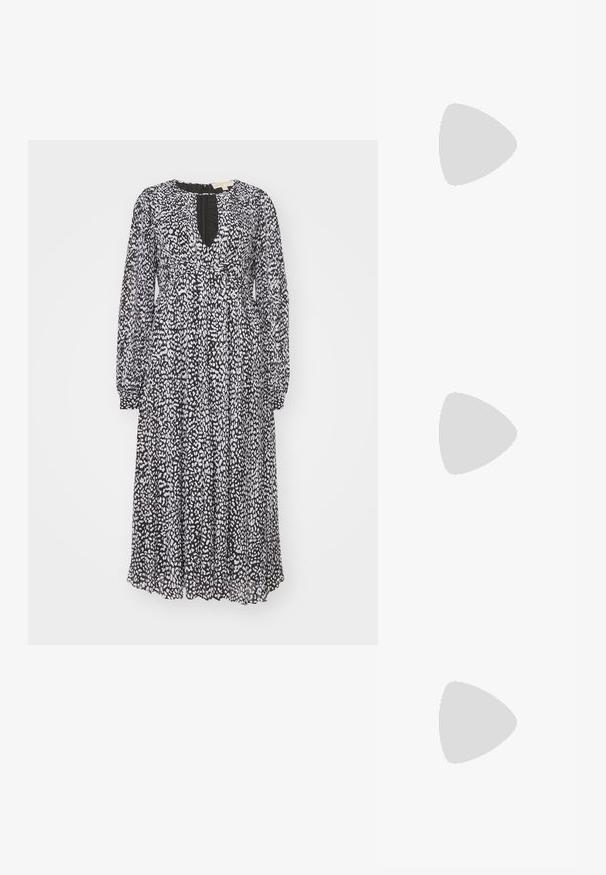 Mekko, jossa on mustavalkoinen kuvio, pitkät hihat, V-muotoinen kaula-aukko ja kerrottu vyötärö. Vedelty kangas, jossa on läpikuultavaa tekstuuria.; Musta patent slingback-kiilakorko teräväkärkisellä muotoilulla, jossa on teksturoitu käärmeennahkakuosi, säädettävä remmi ja lyhyt, teksturoitu blokkiheel.; Musta nahkainen olkalaukku, jossa on kaksi etutaskua, kultaiset soljet, vetoketjukiinnitys ja kapea hihna. Teksturoidun pinnan ja kompaktin suorakaiteen muoto.; Kulta-sävyiset korvakorut, joissa on suorakulmainen, kirkas kivi roikkumassa pienen, pyöreän kirkkaan korosteen rivin alapuolella. Tyylikäs, moderni muotoilu.
