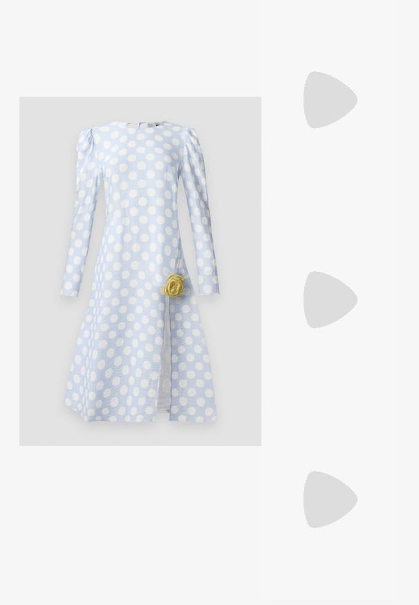 Svetlomodré šaty s veľkými bielymi bodkami, dlhými rukávmi, textúrovanou tkaninou a žltou ružou ako akcentom na páse.; Biele kožené topánky na vysokom podpätku s špicatou špičkou, remienkom okolo členka a štíhlym stiletto podpätkom. Hladký povrch s jemným lesklým povrchom.; Hnedá kožená kabelka s vlnitým dizajnom, s dvoma kruhovými zlatými akcentmi a odnímateľným ramenným popruhom pre všestranné nosenie.; Pár nepravidelných oválnych zlatistých kovových náušníc s textúrovaným, mierne rozbitým povrchom na bielom pozadí.