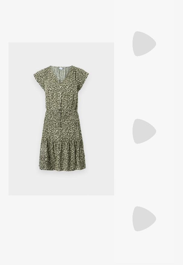 Blommig klänning i olivgrön med V-ringning, korta ärmar, resårmidja och flerdelad volang längst ner med vita blommönster.; Spetsig tå högklackad sko med en färgpalett av silver, guld och nude. Glansig yta med utskärningsdesign, utrustad med en stilettklack.; Silverfärgad metallisk påse med en mjuk, rundad form och en knutstängning upptill. Tillverkad av ett mjukt material i konstläder.; Silverörhängen med en vriden design som har en blank yta och bakåtlås. Mått ca 3 cm i diameter.