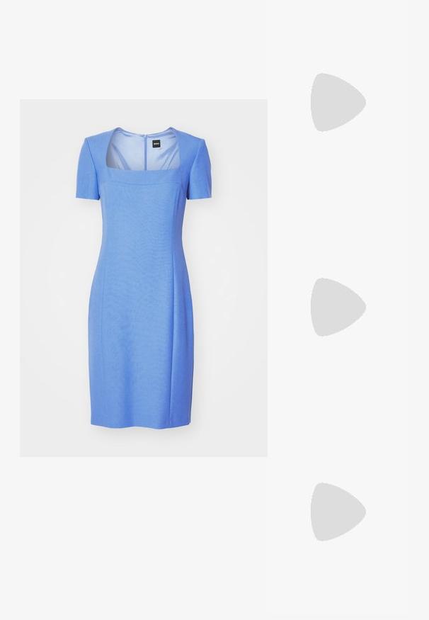 Gaišzilgs īsroku kleita. Iespējas kvadrātveida kakla izgriezums un pieguļoša siluets. Audums izskatās gluds ar smalku tekstūru. Rāvējslēdzis aizmugurē.; Melnas ādas slingback zābaki ar smailu purngalu, ar šauru papēdi un zelta krāsas akcentu uz regulējama siksniņas. Gluda tekstūra.; Melnas ādas roku soma ar struktūru, ar īsu formu, augšējo rokturi un zelta aksesuāriem. Iekļauta regulējama plecu siksna.; Sudraba riņķveida auskari ar gludu, izliekta dizaina formu. Iezīmējas ar spīdīgu metāla apdari un pievienojamu aizdari. Nav redzamu rakstu vai akcentu.