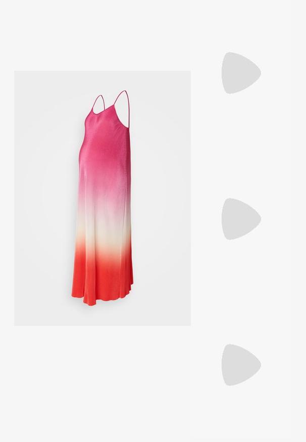 Ermeløs kjole med en gradientdesign som går fra lys rosa til rød. Laget av ribbestrikket stoff, med en flytende A-linjeform.; Sorte skinnpumper med spiss tå og lav blokkhelt. Har ankelrem med gullfarget spenne. Glatt tekstur.; Sorte oversized solbriller med gradient linser, tykke rammer og detaljering med gulltonekjede på tempelarmene.; Svart håndveske med strukturert form, jevn tekstur og metallisk lås. Kombinert med brede svarte bukser og sandaler med åpen tå på tregulv.