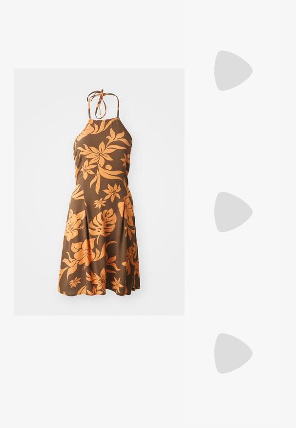 Brun halterneck kjole med et orange blomsterdesign, knælang, med en tætsiddende overdel, der udløber i en flagrende nederdel. Blød tekstur.; Sorte knæhøje støvler lavet af glat syntetisk materiale. Har sølvfarvede spænder og en accentring. Chunky firkantet hæl.; Store store; Sort læderhåndtaske med en enkelt justerbar rem, rektangulær form, frontlomme med lynlås og diskret tekstureret overflade.