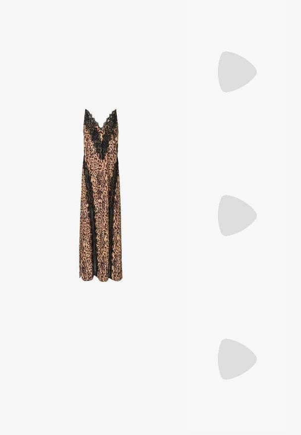 Abito in stampa leopardata con bordi in pizzo, caratterizzato da un design a scollo a V e una silhouette fluida, realizzato in tessuto leggero.; Sandali neri con tacco alto presentano sottili cinturini con design annodato, una punta quadrata liscia e un elegante tacco a spillo.; Borsa a mano metallica grigia chiara con tracolla a catena, impreziosita da piccoli chiodi metallici circolari e da un logo triangolare del marchio.; Orecchini a cerchio in argento con una finitura liscia e lucente. Forma arrotondata, design leggero, con chiusura a perno.